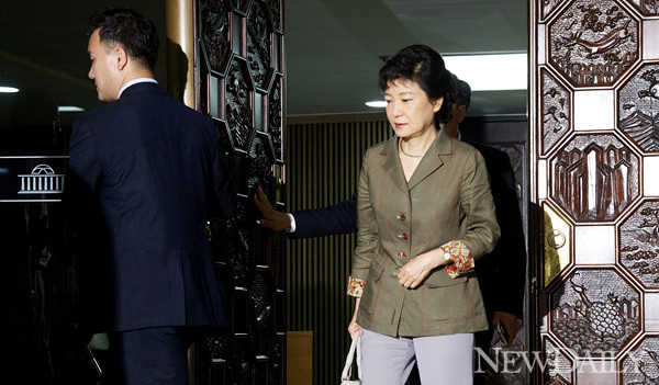 ▲ 새누리당 박근혜 전 대표가 13일 새누리당 의원총회를 마치고 퇴장하고 있다. 새누리당은 의원총회에서 정두언 의원의 거취문제와 사퇴한 이한구 원내대표의 재신임 여부를 논의 한 것으로 알려졌다.ⓒ양호상기자