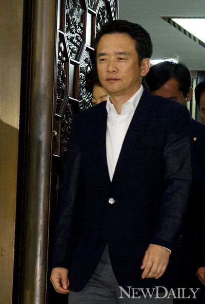 ▲ 새누리당 남경필 의원이 13일 새누리당 의원총회를 마치고 퇴장하고 있다. 새누리당은 의원총회에서 정두언 의원의 거취문제와 사퇴한 이한구 원내대표의 재신임 여부를 논의 한 것으로 알려졌다.ⓒ양호상기자