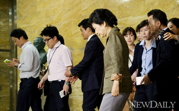 ▲ 새누리당 박근혜 전 대표가 13일 새누리당 의원총회를 마치고 퇴장하고 있다. 새누리당은 의원총회에서 정두언 의원의 거취문제와 사퇴한 이한구 원내대표의 재신임 여부를 논의 한 것으로 알려졌다.ⓒ양호상기자