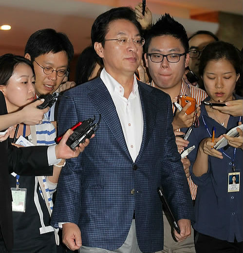 ▲ 새누리당 정두언 의원이 13일 오전 국회 예결위회의장에서 열린 새누리당 의원총회에 참석하기 위해 회의장으로 향하고 있다. ⓒ연합뉴스