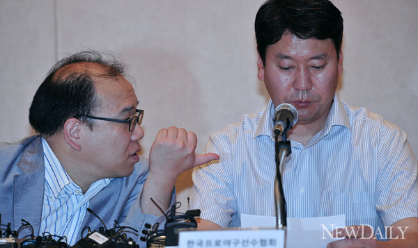 ▲ 왼쪽부터 김선웅 선수협 사무국장, 박충식 사무총장. ⓒ정상윤 기자.