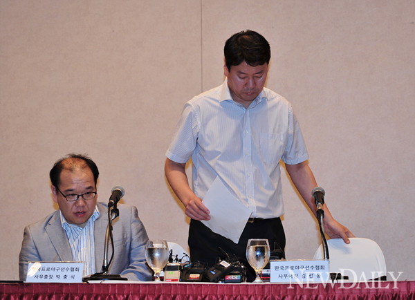 ▲ 왼쪽부터 김선웅 선수협 사무국장, 박충식 사무총장. ⓒ정상윤 기자.