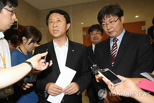 ▲ 민주통합당 손학규 상임고문 측 조정식 의원이 13일 오전 국회에서 결선투표제 도입을 제안하는 기자회견을 가진 후 기자들의 질문에 답하고 있다. ⓒ 연합뉴스