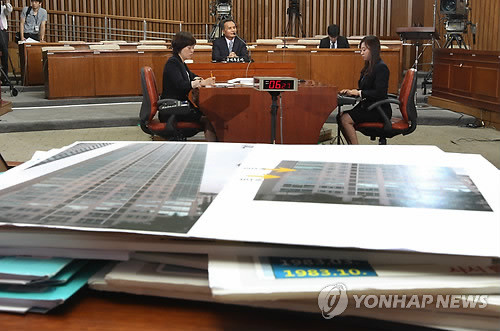 ▲ 11일 오전 김병화 대법관 후보자에 대한 인사청문회가 열린 국회 청문회장에서 부동산 투기, 저축은행 사건 연루 등 각종 의혹을 추궁하기 위한 증거자료들이 책상위에 쌓여 있다.ⓒ 사진 연합뉴스