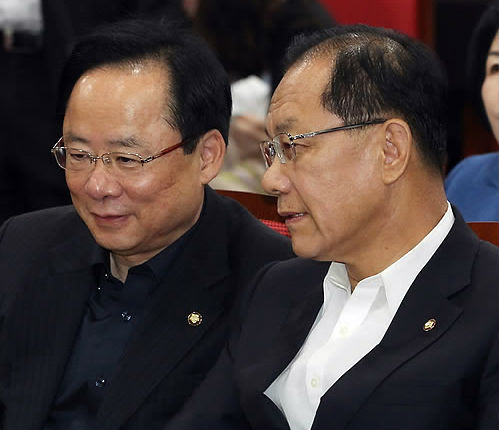 ▲ 새누리당 황우여 대표가 3일 오전 국회 의원회관에서 열린 경제민주화실천모임 특강에 참석해 이주영 의원(왼쪽)과 얘기하고 있다. ⓒ연합뉴스