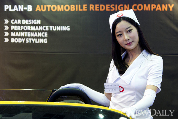 ▲ '2012 서울오토살롱' 플랜비 모터스 부스에서 레이싱모델 최수진이 포즈를 취하고 있다ⓒ양호상기자