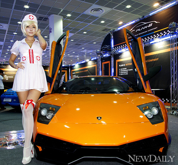 ▲ '2012 서울오토살롱' 플랜비 모터스 부스에서 레이싱모델 류지혜가 포즈를 취하고 있다ⓒ양호상기자