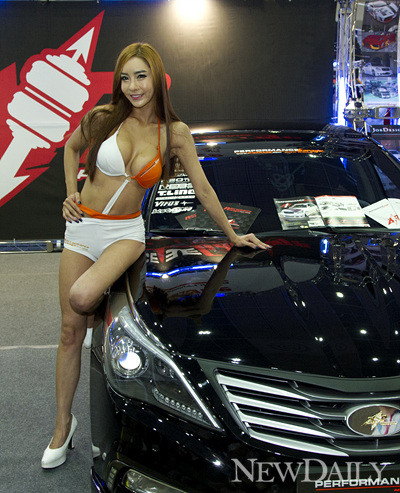 ▲ '2012 서울오토살롱' 퍼포먼스 케러지 부스에서 레이싱모델 윤한별이 포즈를 취하고 있다ⓒ양호상기자