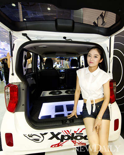 ▲ '2012 서울오토살롱' 소니 부스에서 레이싱모델이 포즈를 취하고 있다ⓒ양호상기자