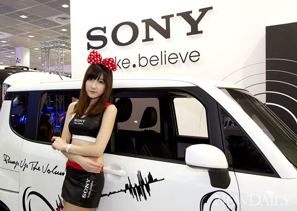 ▲ '2012 서울오토살롱' 소니 부스에서 레이싱모델이 포즈를 취하고 있다ⓒ양호상기자