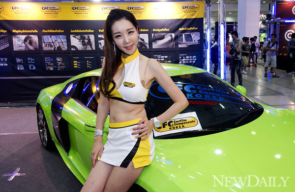 ▲ '2012 서울오토살롱' CFC 부스에서 레이싱모델 이진영이 포즈를 취하고 있다ⓒ양호상기자