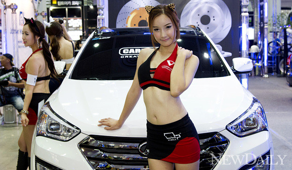 ▲ '2012 서울오토살롱' CSR 부스에서 레이싱모델 서하연이 포즈를를 취하고 있다ⓒ양호상기자