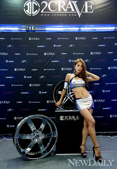 ▲ 레이싱모델 박시현이 2CRAVE 크롭립 알루미늄 휠 앞에서 포즈를 취하고 있다ⓒ양호상기자