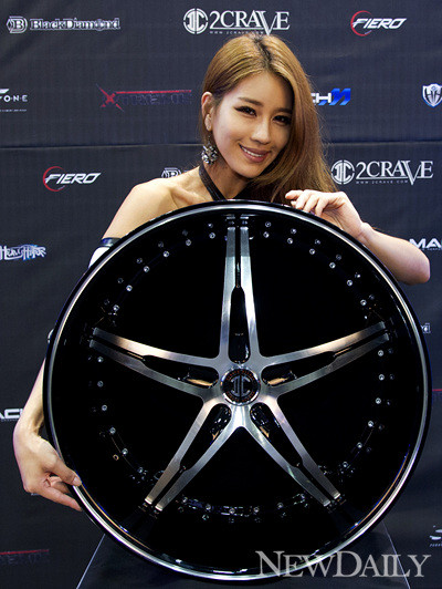 ▲ 레이싱모델 박시현이 2CRAVE 크롭립 알루미늄 휠 앞에서 포즈를 취하고 있다ⓒ양호상기자