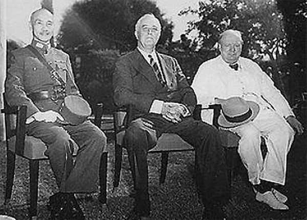 ▲ 1943년 카이로 회담의 3국정상, 장개석 루즈벨트 처칠(왼쪽부터).