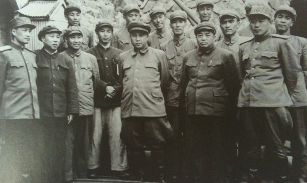 ▲ 6.25침략전쟁중에 중공군 지하사령부를 찾은 김일성.