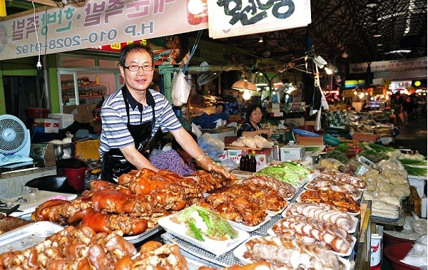 ▲ '신당동 토종 왕족발'에 족발을 진영하고 있는 임인환 씨 ⓒ사진. 정상윤 기자