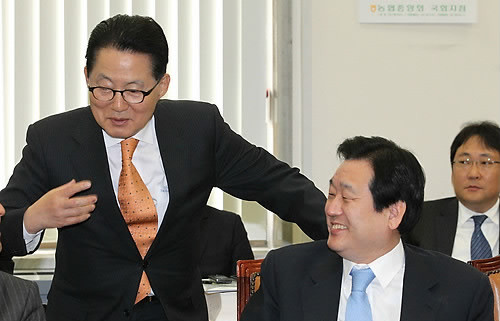 ▲ 밝은 표정을 짓고 있는 민주통합당 박지원 원내대표(좌) ⓒ연합뉴스