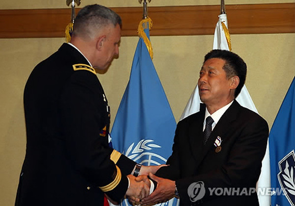 ▲ 지난 6월 26일 용산 미군기지 내 드래곤힐 호텔에서 故김재현 기관사의 유가족이 연합사 참모장으로부터 훈장을 받고 있다.