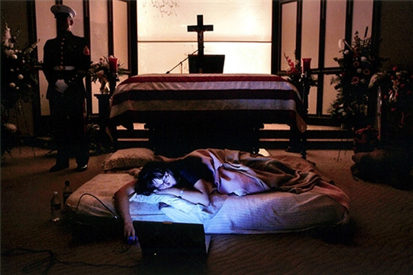 ▲ 7월 초 커뮤니티 사이트에 올라온 퓰리처상 수상작 중 하나. 美해병대가 전사자 부인의 요청을 받은 뒤 시신 옆에 잠자리를 마련해줬다. 그녀는 남편이 생전에 가장 좋아하던 음악을 틀어놓고 밤을 지샜다.