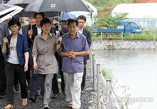 ▲ 새누리당 경선후보인 박근혜 전 비상대책위원장이 14일 오전 전남 나주시 세지면 화탑마을에서 농촌체험관광코스를 둘러보고있다. ⓒ연합뉴스