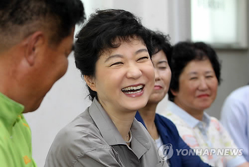 ▲ 새누리당 경선후보인 박근혜 전 비상대책위원장이 14일 오전 전남 나주시 세지면 화탑마을에서 주민들과 농어촌 발전방향을 이야기하며 환하게 웃고 있다. ⓒ연합뉴스