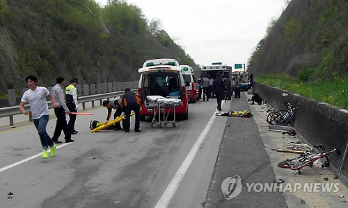 ▲ 지난 5월1일 경북 의성군 25번 국도에서 DMB를 시청하던 25톤 화물차가 훈련중이던 여자사이클 선수단을 들이받아 3명이 사망하고 4명이 다치는 사고가 발생했다. 사진은 사고 직후 구미소방서 대원들이 사상자와 사고현장을 수습하는 모습 ⓒ연합뉴스