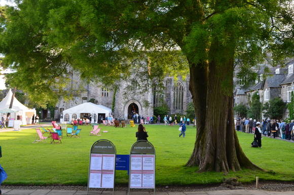 ▲ 영국 남부 귀족의 성지에서 진행된 문화축제에 참석하기 위해 줄을 서 있는 세계 여러 나라 문화 대표들.ⓒ뉴포커스
