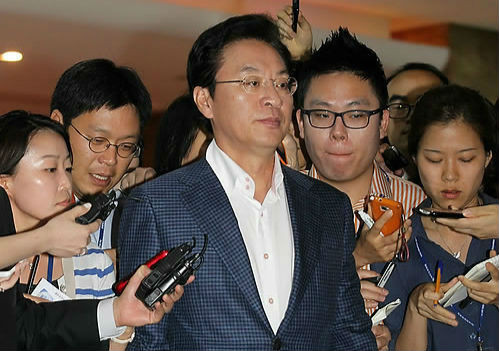 ▲ 새누리당 정두언 의원이 13일 오전 국회 예결위회의장에서 열린 새누리당 의원총회에 참석하기 위해 회의장으로 향하고 있다. ⓒ연합뉴스