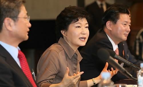 ▲ 경선후보인 박근혜 전 비대위원장이 16일 오전 서울 중구 태평로 한국프레스센터에서 열린 한국신문방송편집인협회 초청 토론회에서 `박근혜 사당화' 논란과 관련한 질문에 답하고 있다. ⓒ 연합뉴스