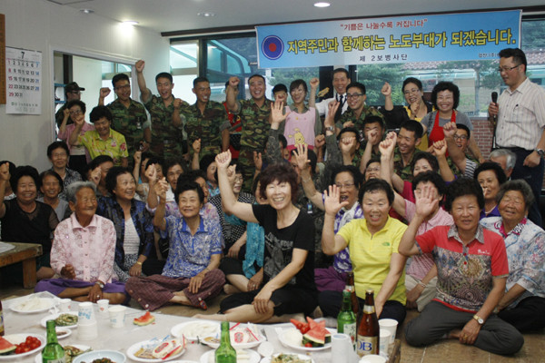 ▲ 강원도 양구군 송청1리 마을회관에서 열린 잔치. 이 잔치는 마을 사람 뿐만 아니라 인근 부대도 참여한 행사였다.