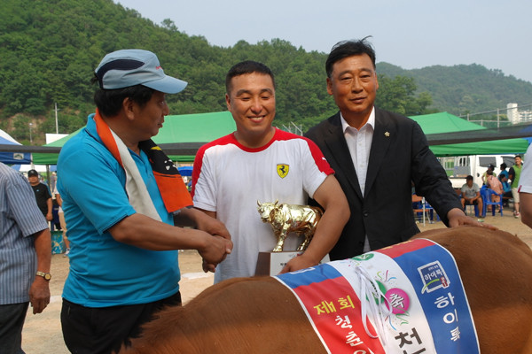 ▲ 강원도 양구군 송청1리 마을회관에서 열린 잔치. 이 잔치는 마을 사람 뿐만 아니라 인근 부대도 참여한 행사였다.