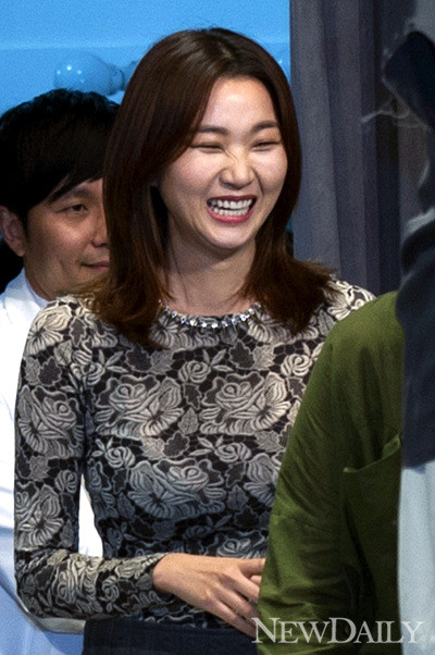 ▲ '도전수퍼모델코리아3' 제작발표회에서 높은 키힐때문데 부축을 받으면서 내와서 웃고 있는 모델 장윤주ⓒ양호상기자ⓒ