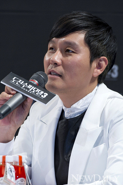 ▲ '도전수퍼모델코리아3' 제작발표회에서 인터뷰 하는 모델 디자이너 한상혁ⓒ양호상기자