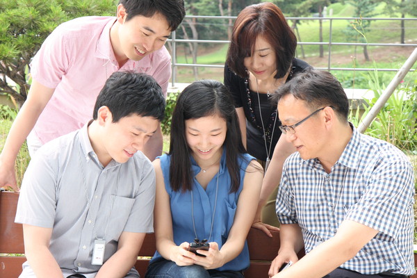 ▲ ⓒ야외에서 고객 시스템을 모니터링하는 KTDS 직원들.