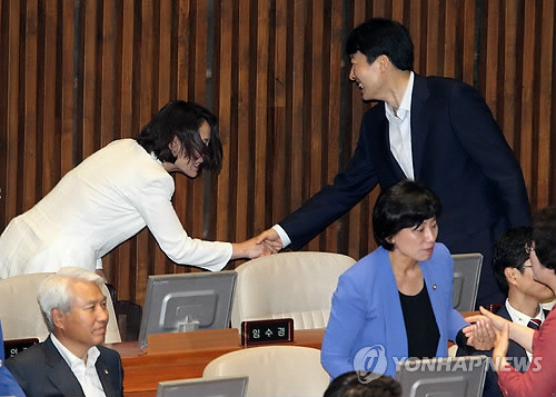 ▲ 통합진보당 이석기 의원이 2일 오전 국회 본회의장에서 민주통합당 임수경 의원과 인사하고 있다. 2012.7.2 ⓒ 연합뉴스(자료사진)