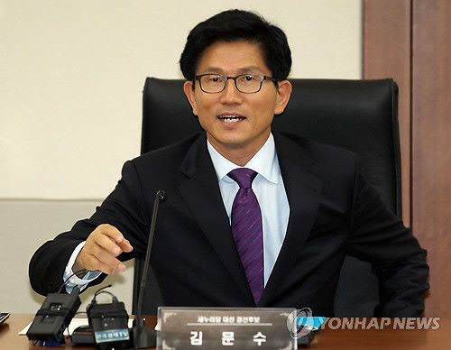 ▲ 새누리당 대선후보 경선에 출마한 김문수 경기지사(왼쪽)가 16일 오후 여의도 한국거래소를 방문해 최근 증시상황에 대한 설명을 듣고 있다. 2012.7.16 ⓒ 연합뉴스(자료사진)