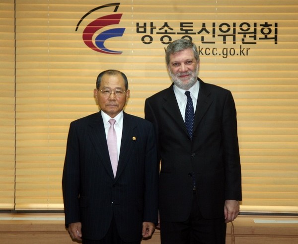 ▲ 왼쪽부터 이계철 방송통신위원회 위원장, 로베르토 크레이메르만 우루과이 산업에너지광물자원부 장관.