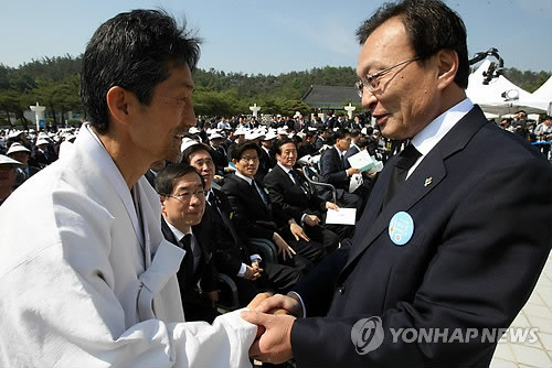 ▲ 두 손을 맞잡고 인사하고 있는 통합진보당 강기갑 대표와 민주통합당 이해찬 대표 ⓒ연합뉴스