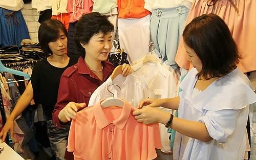 ▲ 박근혜 새누리당 대통령 경선 후보가 17일 대구 동성로의 한 쇼핑몰을 찾아 블라우스를 구매하고 있다. ⓒ 연합뉴스