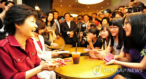 ▲ 박근혜 새누리당 대통령 경선 후보가 17일 대구 동성로의 한 쇼핑몰에 입점한 커피숍을 찾아 젊은 세대들과 대화를 나누고 있다.  ⓒ 연합뉴스