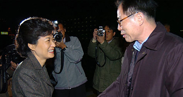 ▲ 박정희 대통령의 딸 박근혜 前비대위원장과 빨치산 출신 공산주의자 권우현의 아들 권영길 前민노당 의원이 만났다.