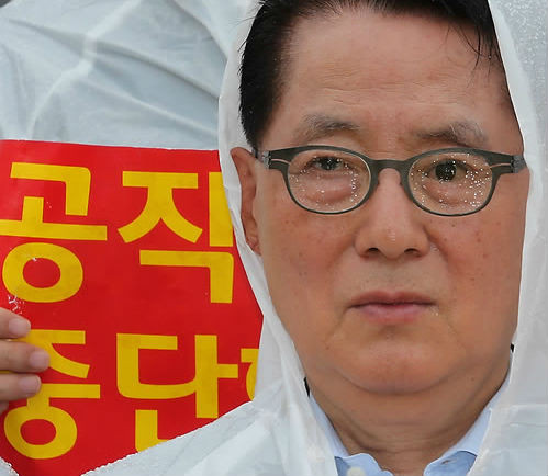 ▲ '이번에 들어가면 못나온다'? 저축은행 비리 혐의로 검찰 소환 통보를 받은 민주통합당 박지원 원내대표가 18일 국회에서 검찰 수사를 거부하는 규탄대회를 열고 있다. ⓒ연합뉴스