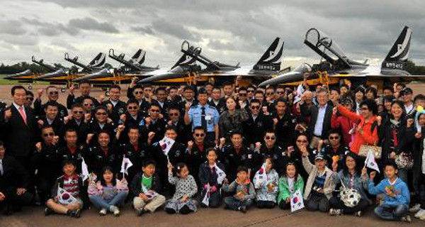 ▲ 영국에서 에어쇼를 마친 뒤 교포들과 기념사진을 찍은 블랙이글스 대원들.