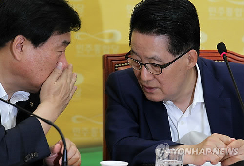 ▲ 민주통합당 박지원 원내대표가 박기춘 원내수석부대표와 귀엣말을 하고 있다. ⓒ연합뉴스