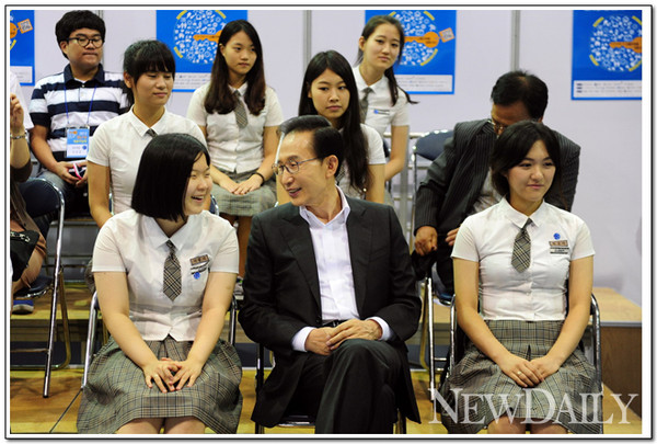 ▲ 취업 상담 중인 여고생들과 대화를 나누는 이 대통령 ⓒ 뉴데일리