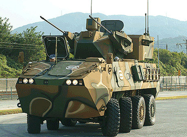 ▲ 현대 로템이 개발 중인 6X6 차륜형 장갑차량. 대공용과 지상군용의 파생형이 있다.