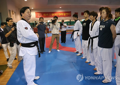 ▲ 민주통합당 대선 경선 후보인 김두관 전 경남지사가 18일 오전 서울 노원구 공릉동 태릉선수촌을 방문해 태권도복을 입고 훈련 중인 선수들을 격려하고 있다. 2012.7.18 ⓒ 연합뉴스