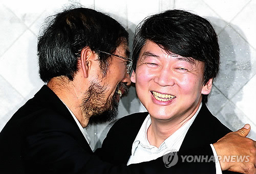 ▲ 안철수 서울대 융합과학기술대학 원장과 박원순 희망제작소 상임이사가 포옹하는 모습 ⓒ연합뉴스