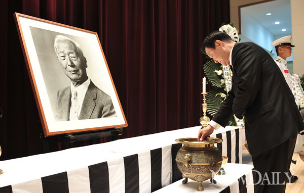 ▲ 19일 오전 서울 국립서울현충원 현충관에서 열린 이승만 전 대통령 제47주기 추모식에서 강창희 국회의장이 분향을 하고 있다. 2012.7.19 ⓒ 정상윤 기자